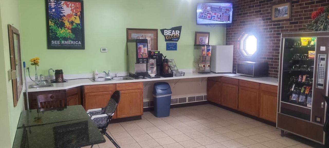 فندق ترافيلودج باي ويندام مطار بلات سيتي Platte City المظهر الخارجي الصورة